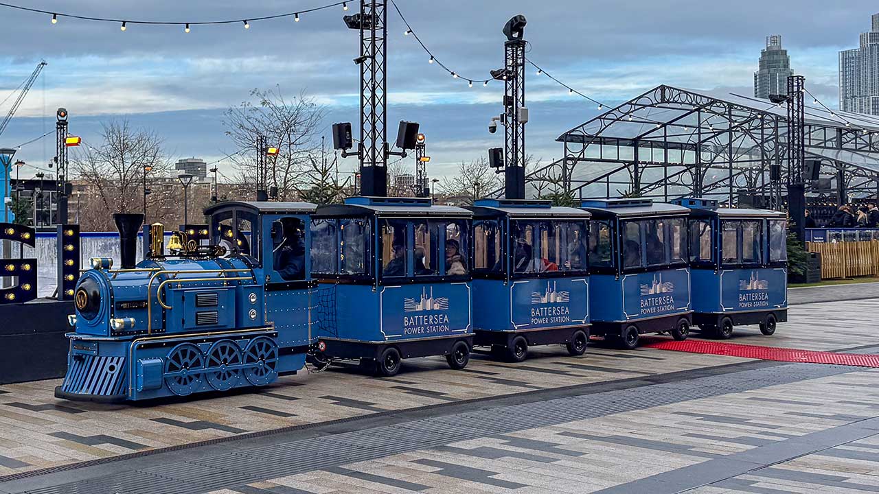Trem elétrico sem trilhos Wattman Maxi Express na Battersea Power Station, margem do rio em Londres