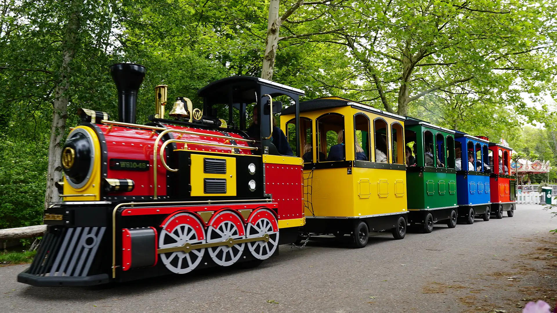 Wattman Maxi Express electric trackless train at full passenger capacity at an international attraction