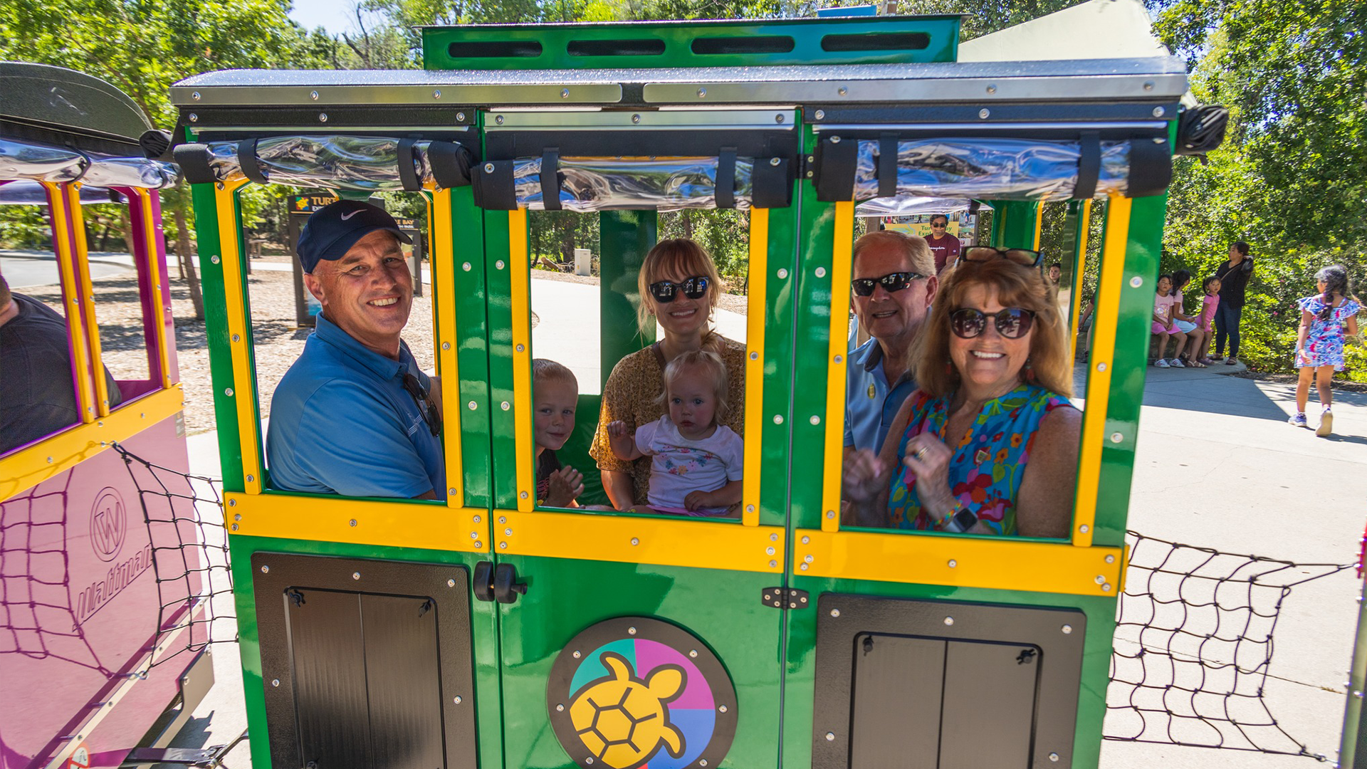 Wattman Maxi Express petit train électrique grande capacité dans un parc d'attractions international